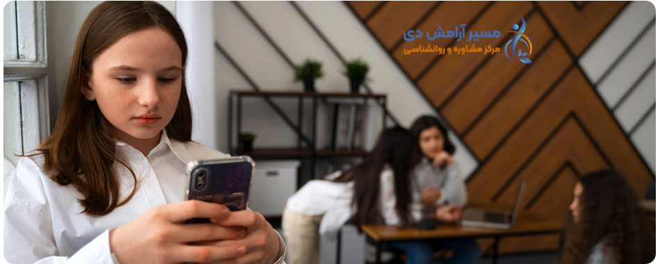 نوموفوبیا چیست؟ 7 علامت هشداردهنده و راهنمای جامع درمان بی گوشیهراسی 3 پیامدهای نوموفوبیا، انزوای اجتماعی در جمع به دلیل استفاده از گوشی