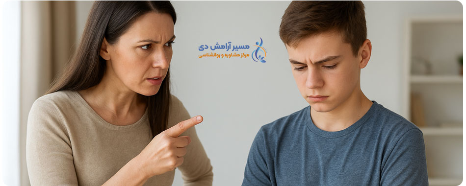 سختگیری بیش از حد والدین؛ پیامدها و راهکارها 6 مادر سختگیر در حال صحبت با فرزند بزرگسال که نگاهش را از او میدزدد.