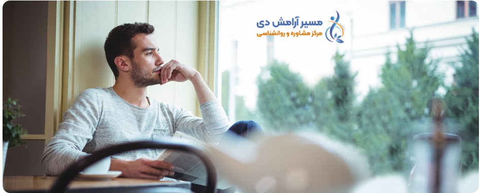۱۰ راهکار عملی و اثباتشده برای درمان نشخوار فکری و غلبه بر افکار منفی 2 تصویری از یک ذهن درگیر افکار پیچیده و تکراری، نمادی از نشخوار ذهنی