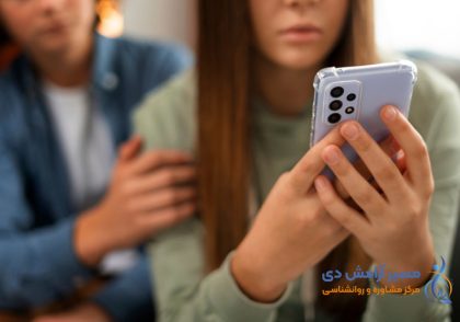 نوموفوبیا چیست؟ مردی که از اضطراب گم کردن گوشی دچار حمله عصبی شده است.