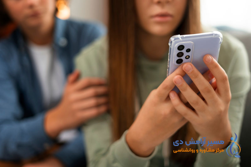 نوموفوبیا چیست؟ 7 علامت هشداردهنده و راهنمای جامع درمان بی گوشیهراسی 1 نوموفوبیا چیست؟ مردی که از اضطراب گم کردن گوشی دچار حمله عصبی شده است.