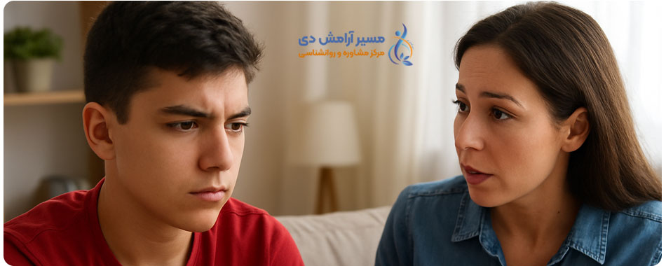 نوجوانی پسر در کنار مادرش در حال گفتگو درباره احساسات و خویشتن‌داری