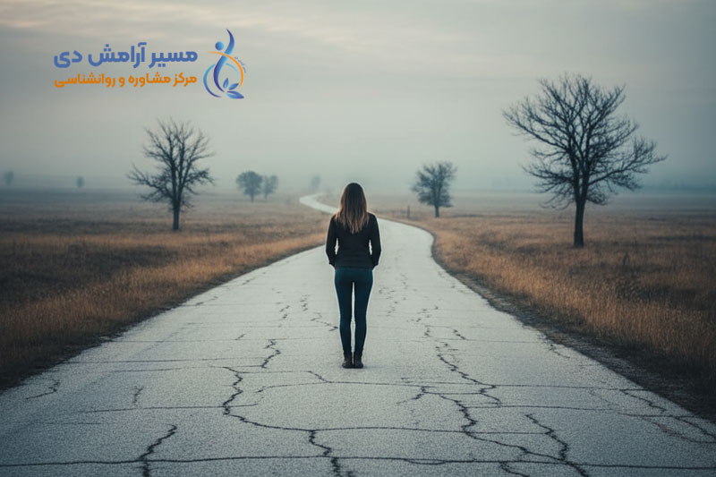 علت احساس پوچی و بیارزشی و راههای درمان آن 1 زن تنها در جاده مهآلود نماد احساس پوچی در زندگی
