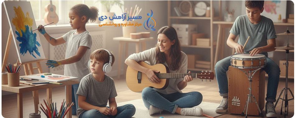 کودکان و یک زن در حال هنر و موسیقی درمانی برای کاهش استرس.