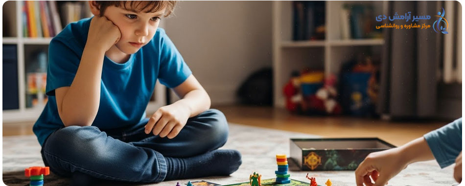 کودک در یک بازی رومیزی منتظر نوبت خود می‌ماند نمونه ای از بازی‌هایی برای افزایش صبر و تحمل کودک است