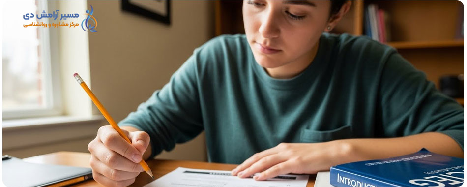 ارشد مشاوره یا روانشناسی؟ راهنمای نهایی انتخاب + مقایسه بازار کار 4 یک فرد جوان در حال تأمل، با مدادی در دست، به یک چکلیست یا مجموعه سوال نگاه میکند. این تصویر نشاندهنده آزمون خودشناسی برای انتخاب رشته ارشد مشاوره یا روانشناسی است.